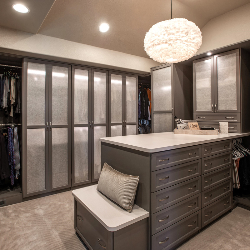 Zmontowana klasyczna szara czarna z litego drewna Walk In Closet Organizer Szafa na półkę
