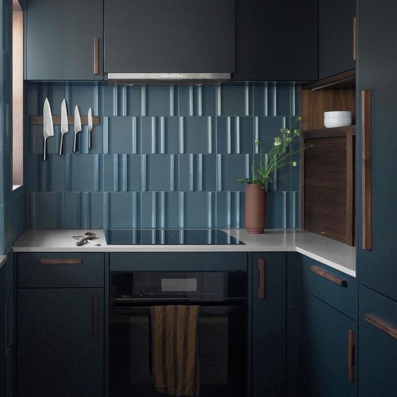 Hotelowy nowoczesny design Zaoszczędź miejsce w kształcie litery U. Mała kuchnia z drewnianym uchwytem. Szafki z ciemnoniebieskim, matowym lakierem